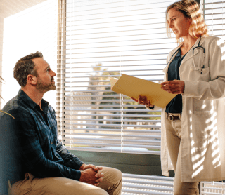 Médica e paciente no consultório
