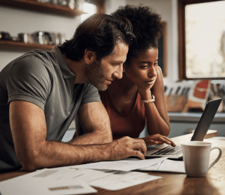Casal a olhar para o computador