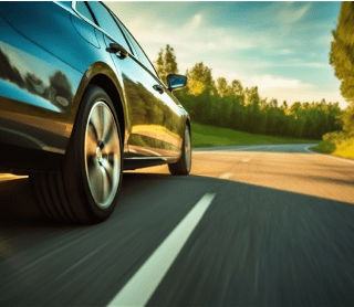 Carro em movimento na estrada