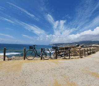 Bicicletas encostadas com vista para o mar