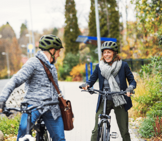 duas pessoas a andar de bicicleta