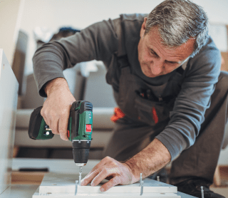 Homem a fazer bricolage