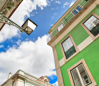 Fachada de casa de cor verde
