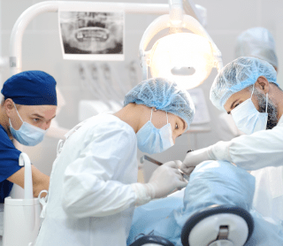 dentistas a tratar paciente
