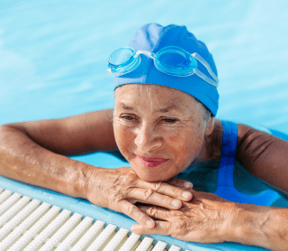 senhora na piscina