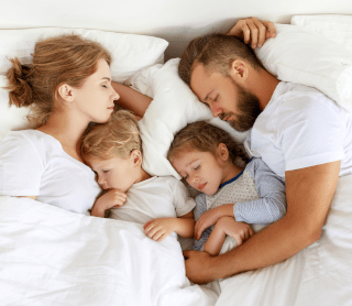 familia a dormir na cama