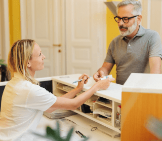 homem e mulher a falar ao balcão