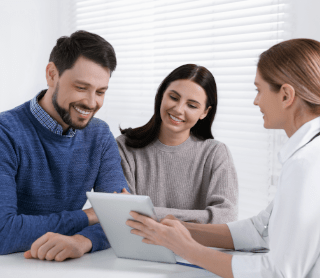 casal a falar com médica
