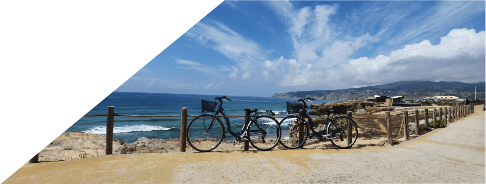 Bicicletas encostadas com vista para o mar