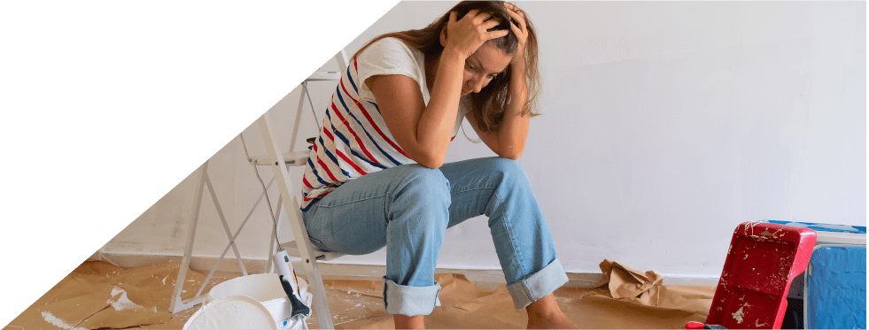 Rapariga com obras em casa