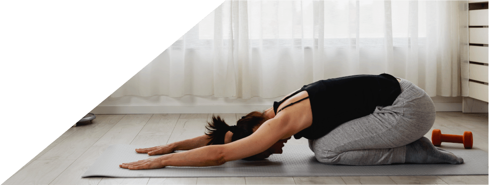 Rapariga a fazer yoga em casa 