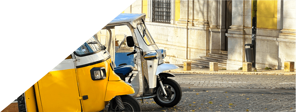 Dois tuc tuc estacionados