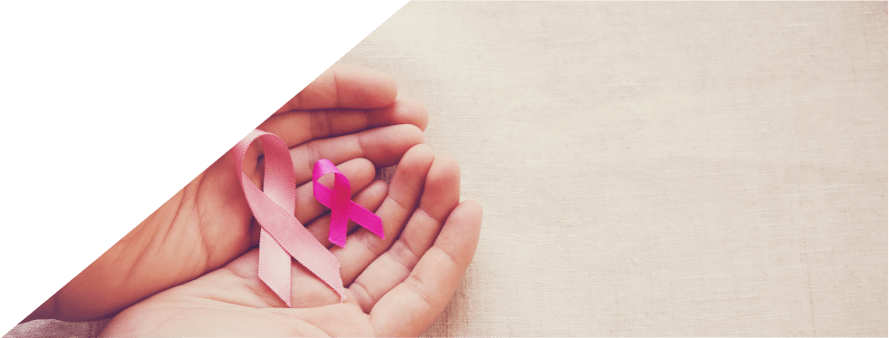 Duas mãos em forma de concha a segurar dois laços cor-de-rosa