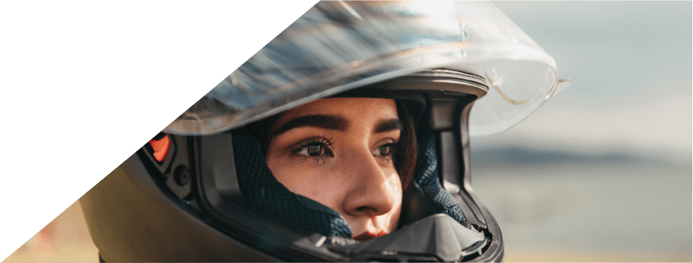 Rapariga com capacete de moto posto