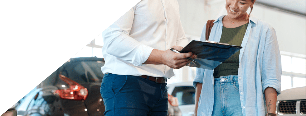 Homem e mulher num stand de automóveis