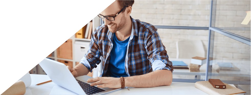 Homem na secretária a olhar para o computador