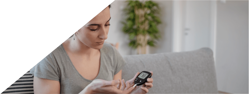Rapariga a medir os niveis de açúcar
