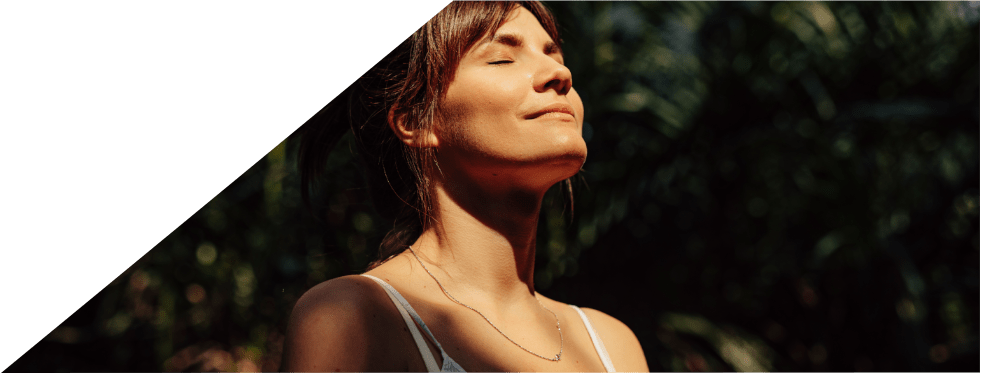 Rapariga a apanhar sol