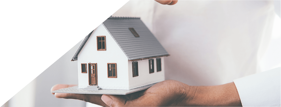 Homem a segurar uma casa em miniatura