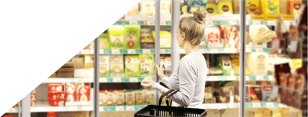 Rapariga a fazer compras no supermercado