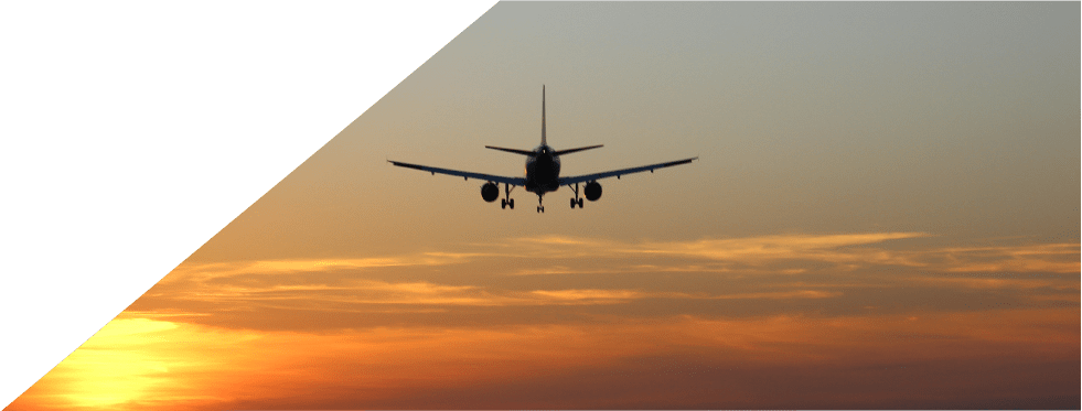 Avião a sobrevoar o pôr do sol