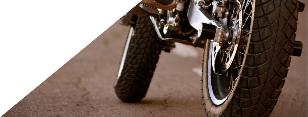 Moto a andar na estrada 