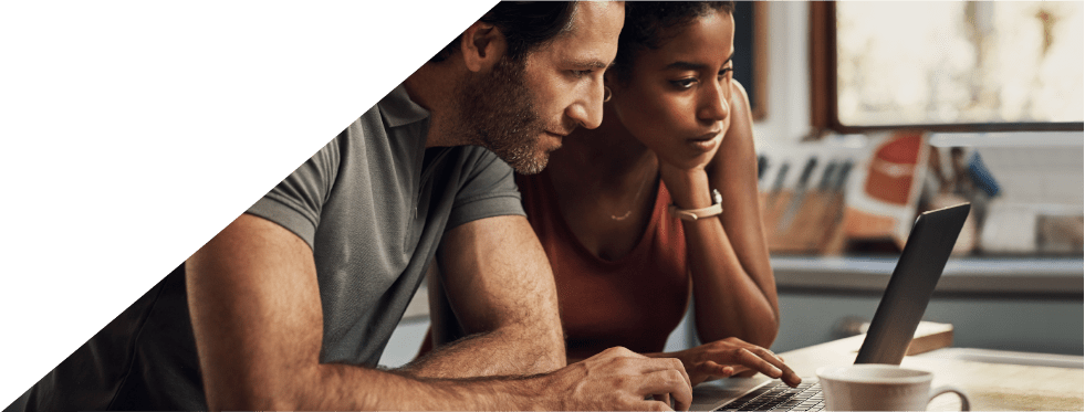 Casal a olhar para o computador