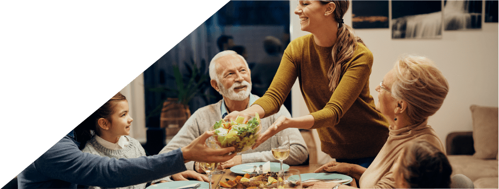 Familia a jantar à mesa