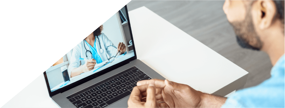 Homem a ter uma consulta pelo computador