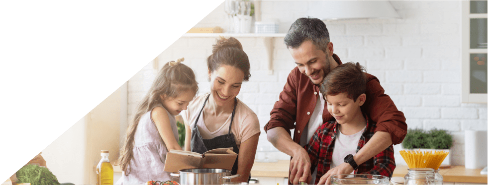 Familia a cozinhar em conjunto
