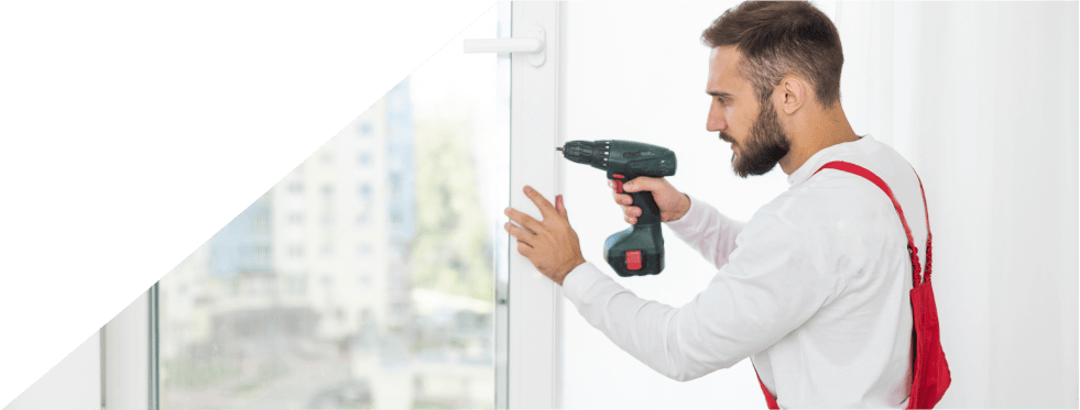 Homem a arranjar uma janela