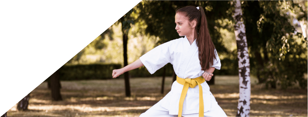 rapariga a fazer artes marciais