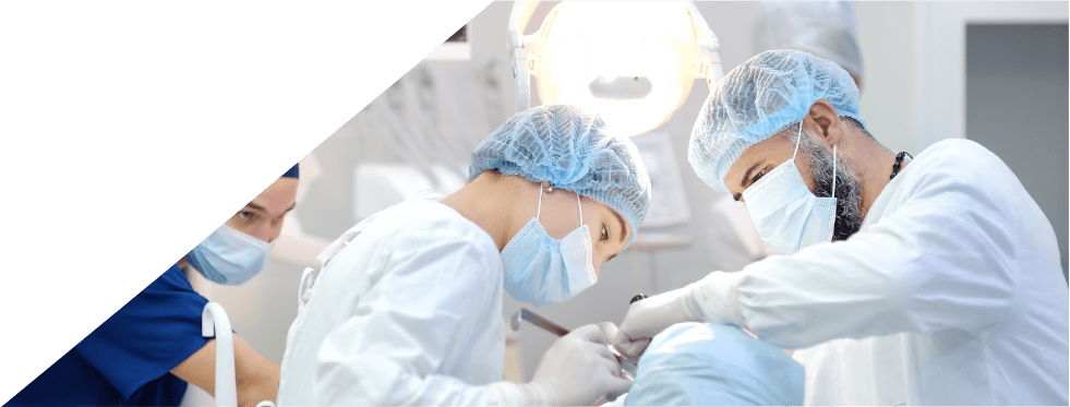 dentistas a tratar paciente