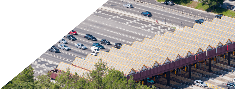 Carros a passar nas portagens
