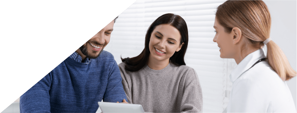 casal a falar com médica