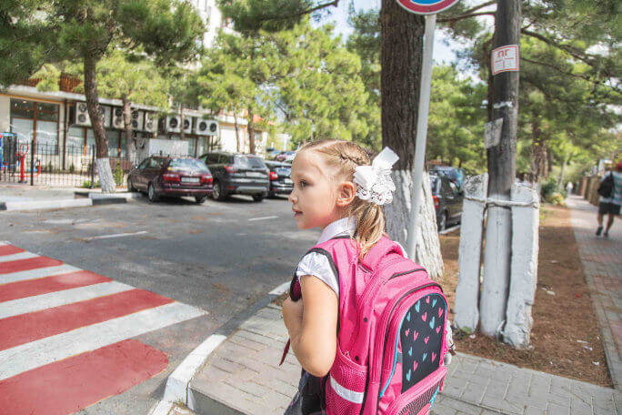 Criança a passar na passadeira