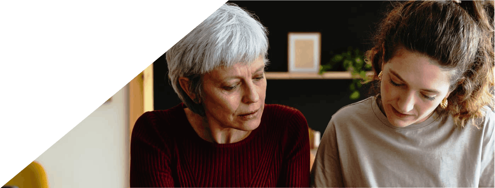 Mulheres a analisar faturas e recibos numa mesa de casa.