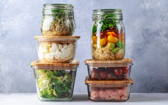 Caixas e frascos com comida em cima uns dos outros