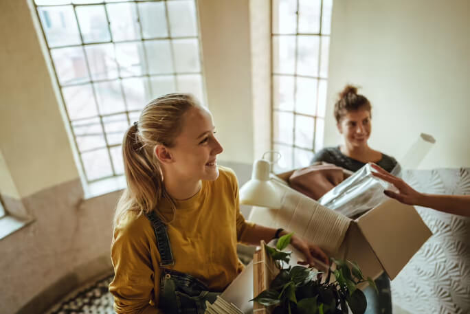 Duas jovens mudam para novo apartamento, ao abrigo do Porta 65 Jovem