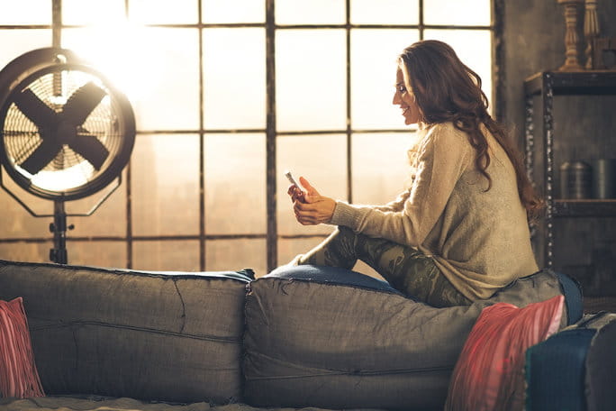Mulher sentada no sofá