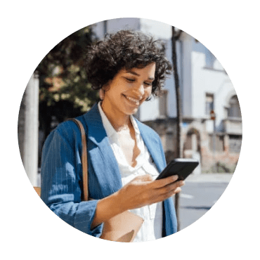 Jovem mulher a mexer no telemóvel