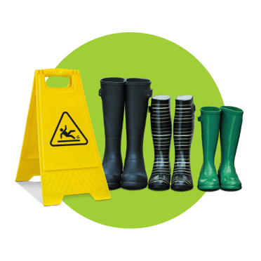 Sinal de perigo amarelo e três pares de galochas alinhadas.