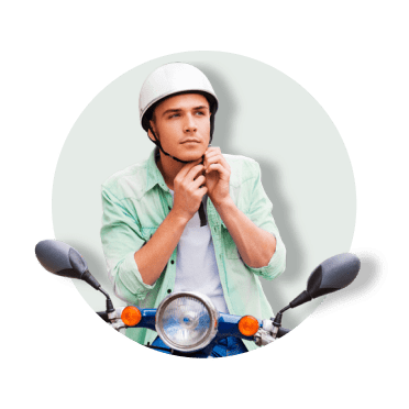 Rapaz sentado numa moto, a colocar o capacete