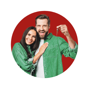 Casal e dois filhos sentados no sofá de casa