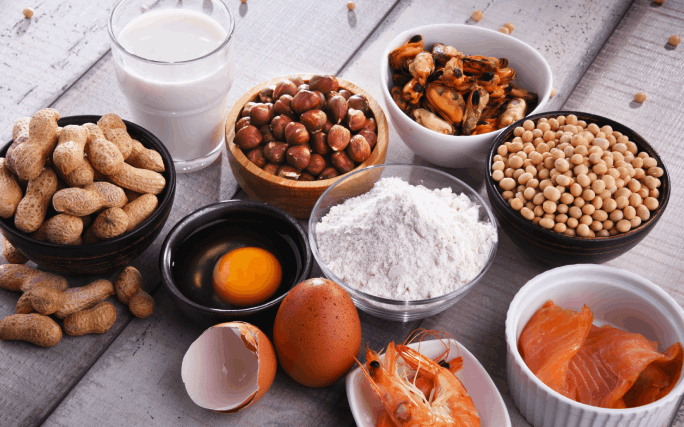 Mesa-com-alguns-alimentos-que-mais-alergias-alimentares-provocam