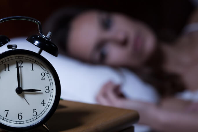 Mulher com insónia não consegue dormir bem 