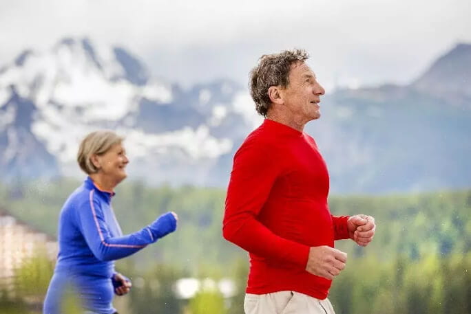 Casal a correr em segurança no exterior