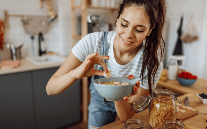 Mulher jovem a tomar um pequeno-almoço saudável, seguindo uma dieta pós-férias.