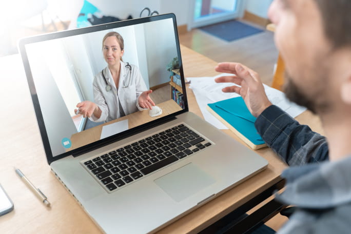 Homem a fazer teleconsulta