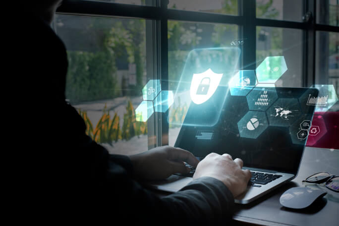 Mulher a utilizar um computador